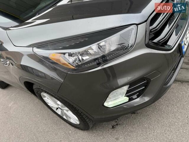 Серый Форд Эскейп, объемом двигателя 2.5 л и пробегом 148 тыс. км за 13500 $, фото 4 на Automoto.ua