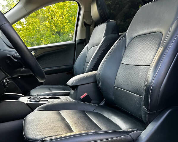 Серый Форд Эскейп, объемом двигателя 2 л и пробегом 55 тыс. км за 15100 $, фото 3 на Automoto.ua