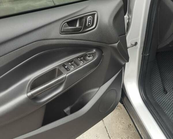 Серый Форд Эскейп, объемом двигателя 2.5 л и пробегом 108 тыс. км за 15200 $, фото 6 на Automoto.ua