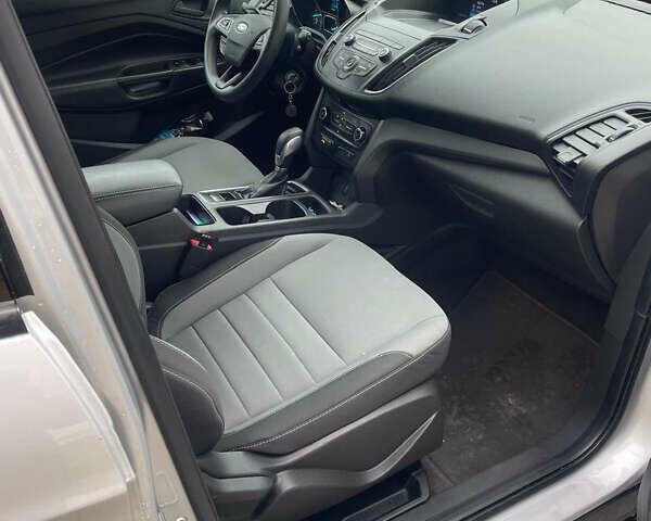 Серый Форд Эскейп, объемом двигателя 2.5 л и пробегом 81 тыс. км за 14600 $, фото 12 на Automoto.ua