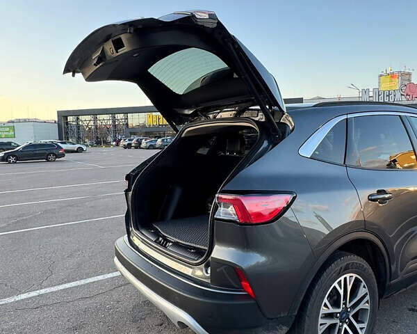 Сірий Форд Ескейп, об'ємом двигуна 2 л та пробігом 201 тис. км за 22000 $, фото 1 на Automoto.ua