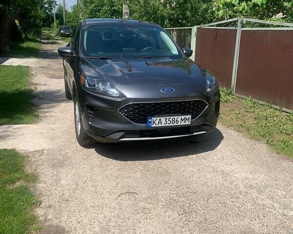 Сірий Форд Ескейп, об'ємом двигуна 1.5 л та пробігом 32 тис. км за 22000 $, фото 3 на Automoto.ua