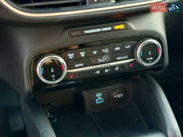 Сірий Форд Ескейп, об'ємом двигуна 1.5 л та пробігом 33 тис. км за 16500 $, фото 7 на Automoto.ua