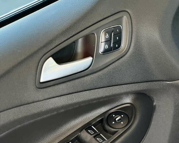 Форд Эскейп 2015 в Николаеве на Automoto.ua Синий Форд Эскейп, объемом двигателя 2 л и пробегом 155 тыс. км за 13400 $, фото 7 на Automoto.ua