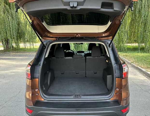 Форд Эскейп 2016 в Киеве на Automoto.ua Оранжевый Форд Эскейп, объемом двигателя 2.49 л и пробегом 180 тыс. км за 13555 $, фото 10 на Automoto.ua