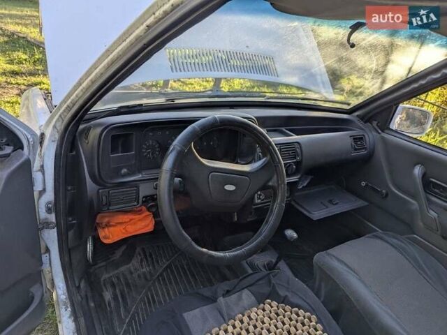 Белый Форд Escort Express, объемом двигателя 2 л и пробегом 300 тыс. км за 1500 $, фото 3 на Automoto.ua