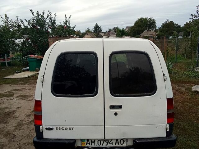 Белый Форд Эскорт, объемом двигателя 1.8 л и пробегом 300 тыс. км за 1300 $, фото 4 на Automoto.ua