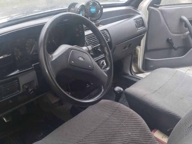 Белый Форд Эскорт, объемом двигателя 1.4 л и пробегом 89 тыс. км за 900 $, фото 5 на Automoto.ua