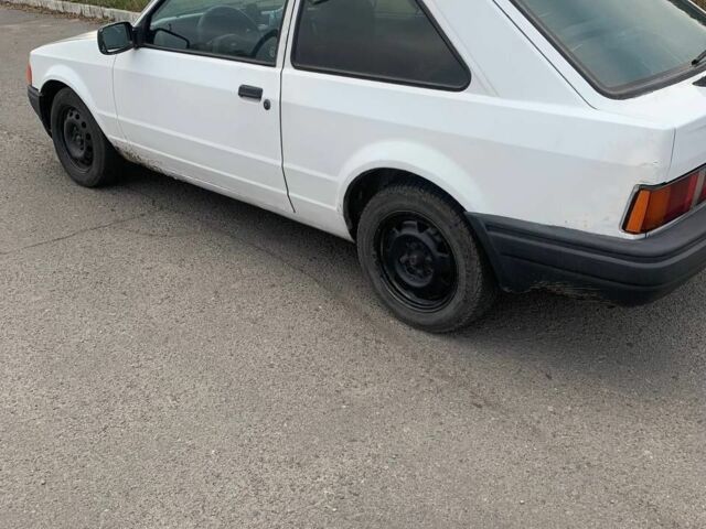 Белый Форд Эскорт, объемом двигателя 1.3 л и пробегом 77 тыс. км за 800 $, фото 1 на Automoto.ua