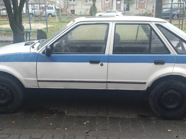 Белый Форд Эскорт, объемом двигателя 1.4 л и пробегом 89 тыс. км за 900 $, фото 3 на Automoto.ua