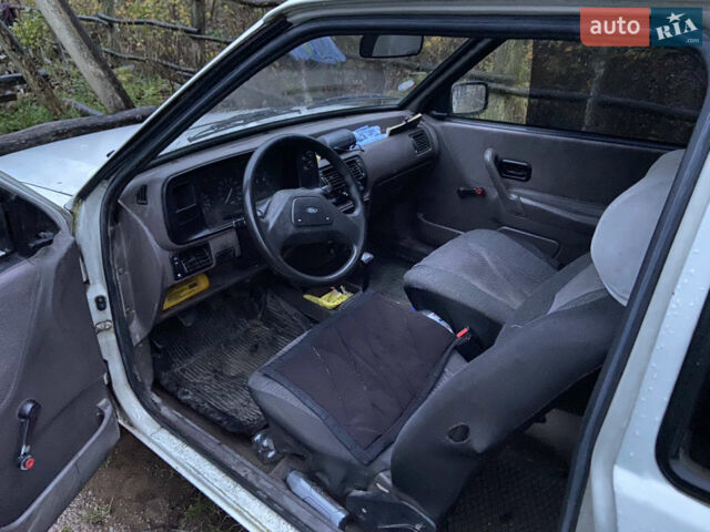 Білий Форд Ескорт, об'ємом двигуна 1.4 л та пробігом 268 тис. км за 1100 $, фото 2 на Automoto.ua
