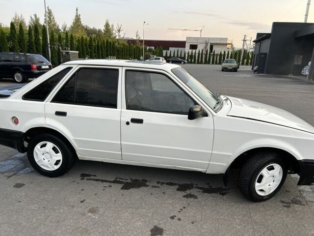 Белый Форд Эскорт, объемом двигателя 1.6 л и пробегом 200 тыс. км за 499 $, фото 2 на Automoto.ua