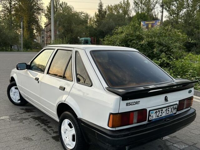Белый Форд Эскорт, объемом двигателя 1.6 л и пробегом 200 тыс. км за 499 $, фото 5 на Automoto.ua