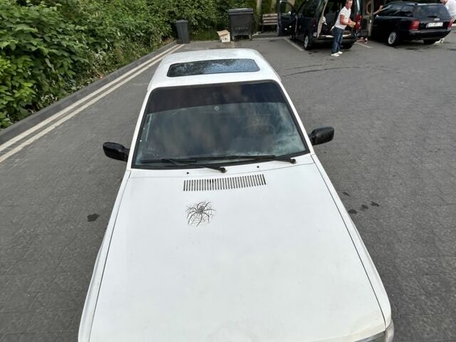 Белый Форд Эскорт, объемом двигателя 1.6 л и пробегом 200 тыс. км за 499 $, фото 7 на Automoto.ua