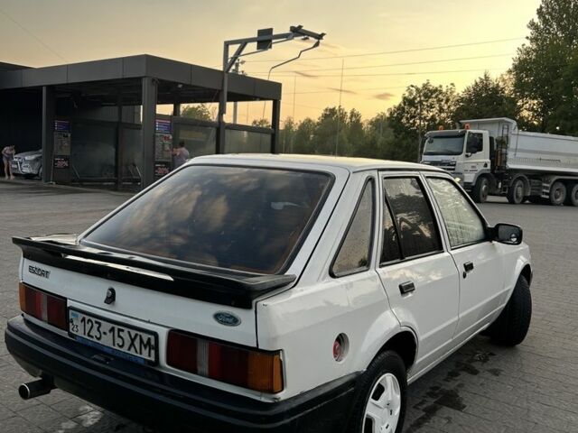 Белый Форд Эскорт, объемом двигателя 1.6 л и пробегом 200 тыс. км за 499 $, фото 3 на Automoto.ua