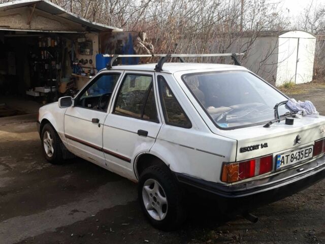 Белый Форд Эскорт, объемом двигателя 1.4 л и пробегом 400 тыс. км за 591 $, фото 3 на Automoto.ua