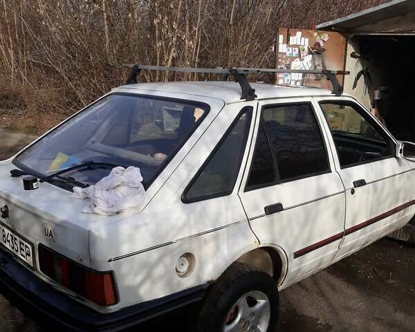 Белый Форд Эскорт, объемом двигателя 1.4 л и пробегом 400 тыс. км за 591 $, фото 1 на Automoto.ua