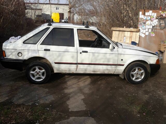 Белый Форд Эскорт, объемом двигателя 1.4 л и пробегом 400 тыс. км за 591 $, фото 1 на Automoto.ua