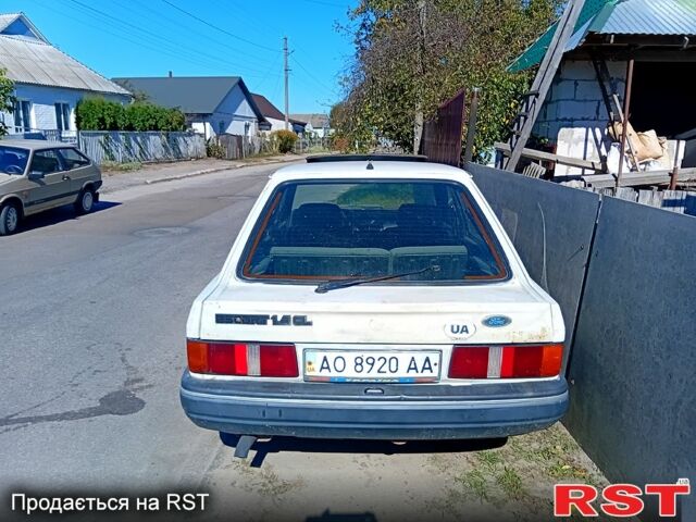 Белый Форд Эскорт, объемом двигателя 1.4 л и пробегом 0 тыс. км за 400 $, фото 2 на Automoto.ua