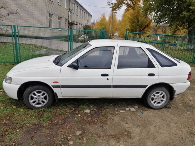Белый Форд Эскорт, объемом двигателя 1.3 л и пробегом 90 тыс. км за 2000 $, фото 7 на Automoto.ua