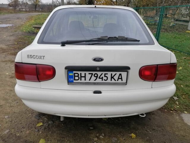 Белый Форд Эскорт, объемом двигателя 1.3 л и пробегом 90 тыс. км за 2000 $, фото 1 на Automoto.ua