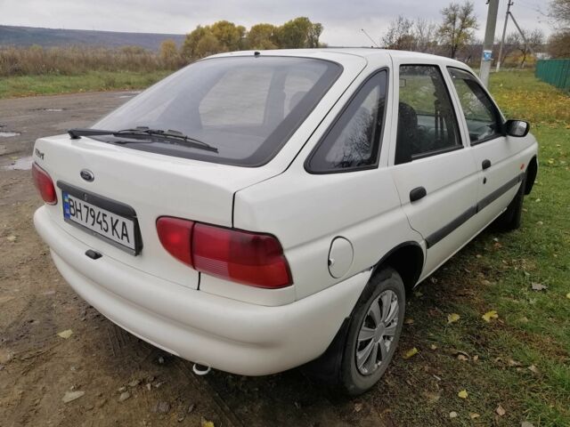 Белый Форд Эскорт, объемом двигателя 1.3 л и пробегом 90 тыс. км за 2000 $, фото 2 на Automoto.ua