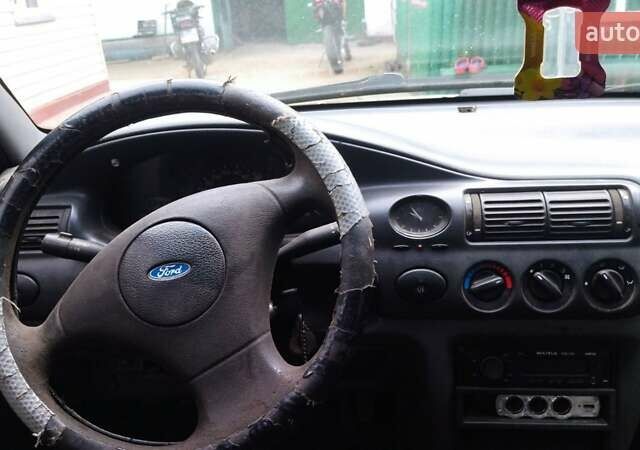 Белый Форд Эскорт, объемом двигателя 1.39 л и пробегом 100 тыс. км за 1000 $, фото 4 на Automoto.ua