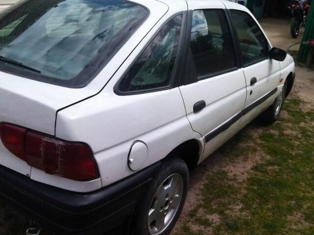 Білий Форд Ескорт, об'ємом двигуна 0 л та пробігом 1000 тис. км за 1100 $, фото 1 на Automoto.ua