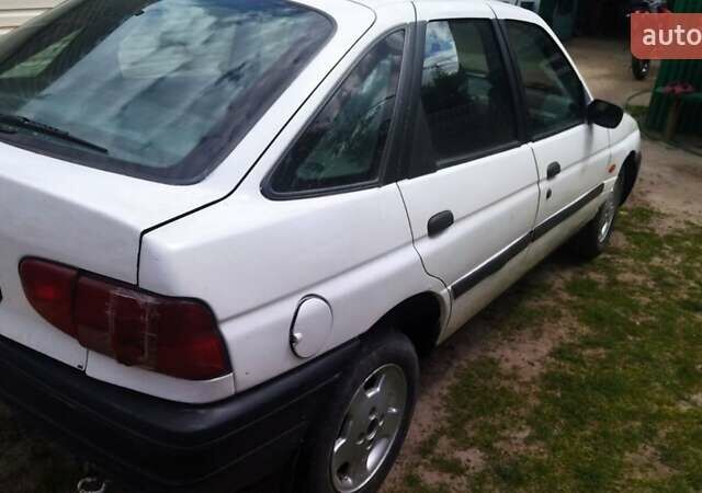 Белый Форд Эскорт, объемом двигателя 1.39 л и пробегом 100 тыс. км за 1000 $, фото 5 на Automoto.ua