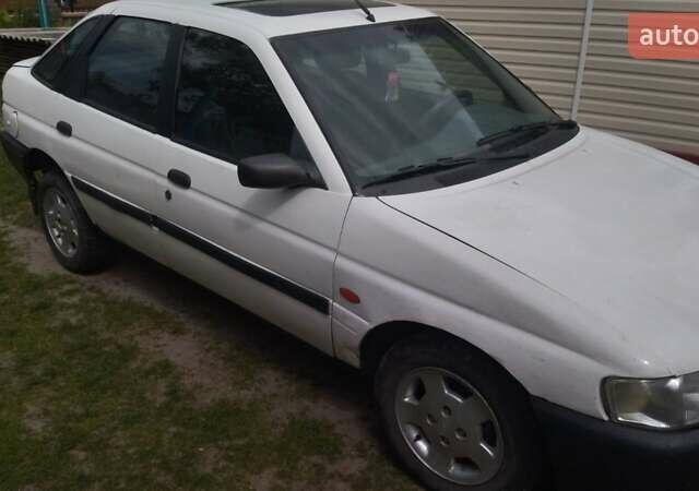 Белый Форд Эскорт, объемом двигателя 1.39 л и пробегом 100 тыс. км за 1000 $, фото 8 на Automoto.ua