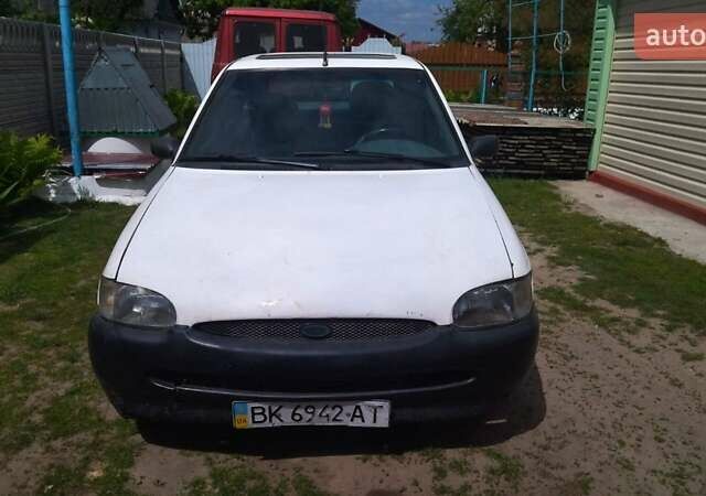 Белый Форд Эскорт, объемом двигателя 1.39 л и пробегом 100 тыс. км за 1000 $, фото 1 на Automoto.ua