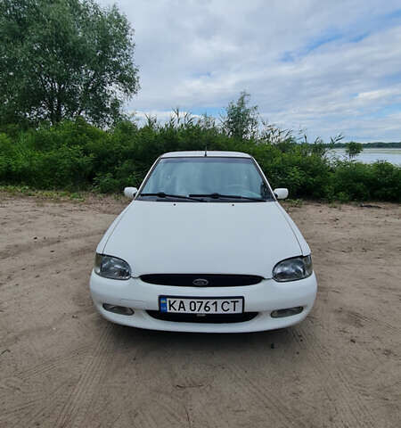 Белый Форд Эскорт, объемом двигателя 1.6 л и пробегом 375 тыс. км за 2900 $, фото 5 на Automoto.ua