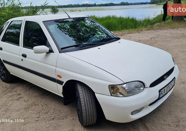 Белый Форд Эскорт, объемом двигателя 1.6 л и пробегом 375 тыс. км за 2900 $, фото 1 на Automoto.ua