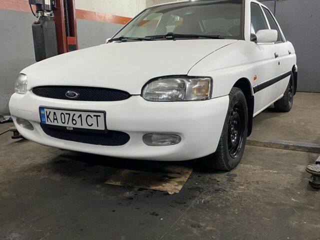 Белый Форд Эскорт, объемом двигателя 1.6 л и пробегом 375 тыс. км за 137000 $, фото 1 на Automoto.ua