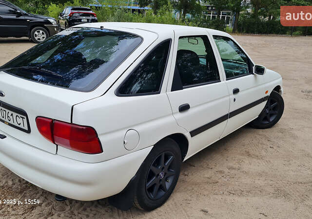 Белый Форд Эскорт, объемом двигателя 1.6 л и пробегом 375 тыс. км за 2900 $, фото 2 на Automoto.ua