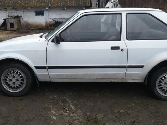Белый Форд Эскорт, объемом двигателя 1.6 л и пробегом 300 тыс. км за 343 $, фото 2 на Automoto.ua