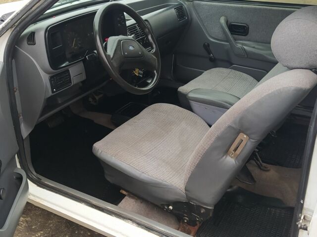 Белый Форд Эскорт, объемом двигателя 1.6 л и пробегом 300 тыс. км за 343 $, фото 9 на Automoto.ua