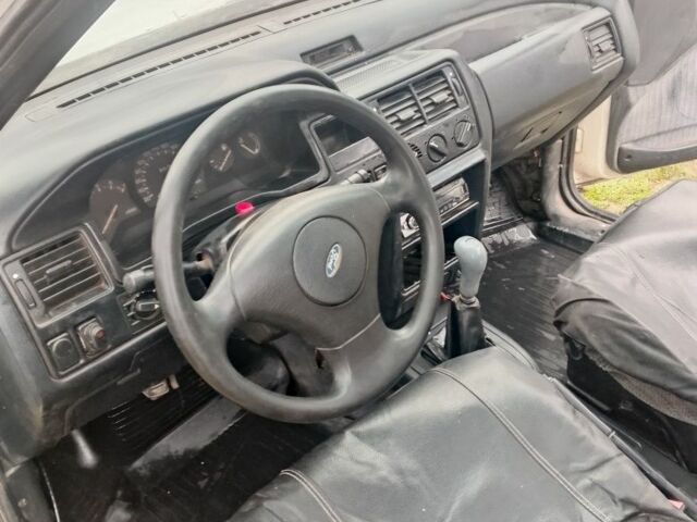 Белый Форд Эскорт, объемом двигателя 6 л и пробегом 8 тыс. км за 550 $, фото 5 на Automoto.ua