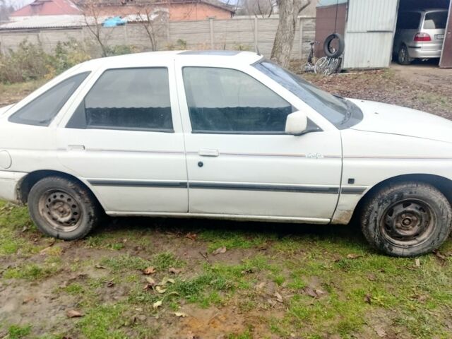 Белый Форд Эскорт, объемом двигателя 6 л и пробегом 8 тыс. км за 550 $, фото 3 на Automoto.ua