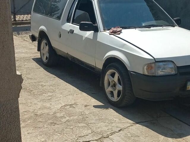 Белый Форд Эскорт, объемом двигателя 1.6 л и пробегом 100 тыс. км за 750 $, фото 2 на Automoto.ua