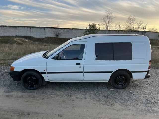 Белый Форд Эскорт, объемом двигателя 1.6 л и пробегом 300 тыс. км за 1200 $, фото 1 на Automoto.ua