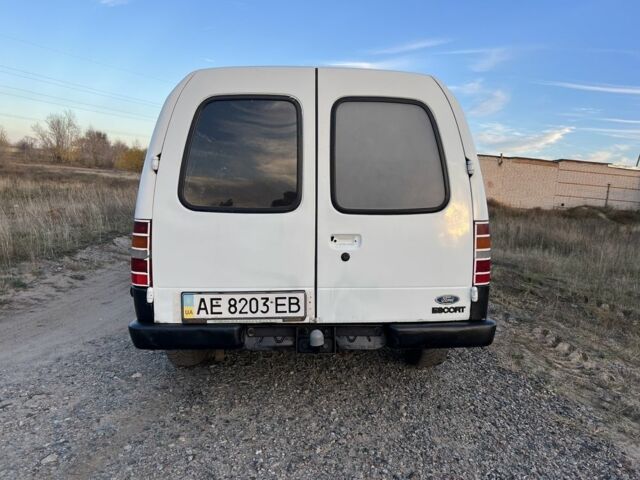 Белый Форд Эскорт, объемом двигателя 1.6 л и пробегом 300 тыс. км за 1200 $, фото 3 на Automoto.ua