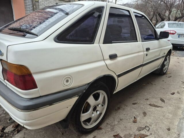 Белый Форд Эскорт, объемом двигателя 1.3 л и пробегом 250 тыс. км за 750 $, фото 3 на Automoto.ua