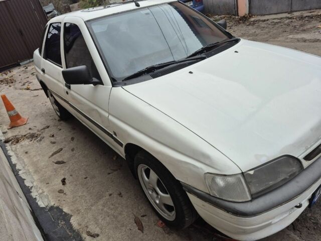 Белый Форд Эскорт, объемом двигателя 1.3 л и пробегом 250 тыс. км за 750 $, фото 1 на Automoto.ua