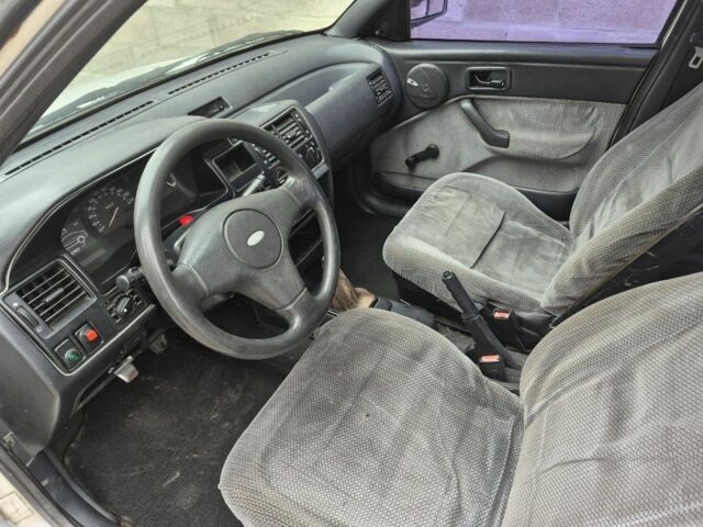 Белый Форд Эскорт, объемом двигателя 1.3 л и пробегом 250 тыс. км за 750 $, фото 5 на Automoto.ua