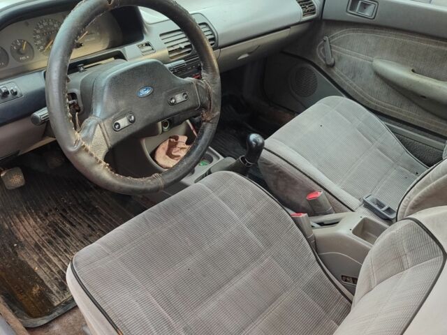 Білий Форд Ескорт, об'ємом двигуна 0 л та пробігом 100 тис. км за 591 $, фото 4 на Automoto.ua