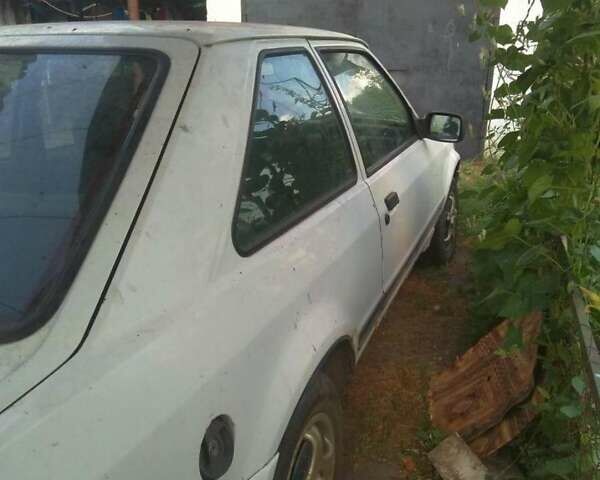 Белый Форд Эскорт, объемом двигателя 0 л и пробегом 100 тыс. км за 600 $, фото 1 на Automoto.ua