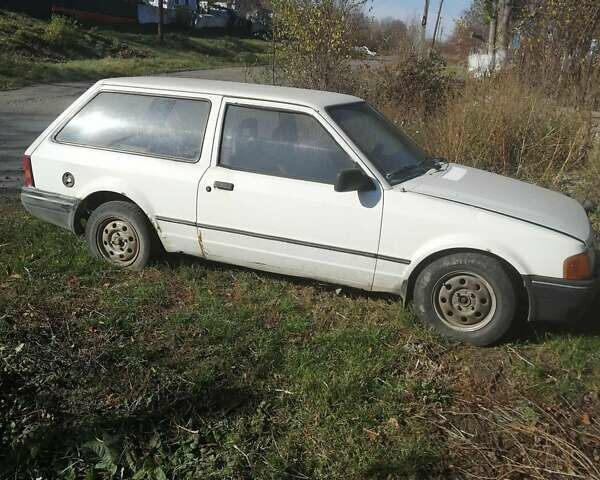 Белый Форд Эскорт, объемом двигателя 1.8 л и пробегом 300 тыс. км за 600 $, фото 3 на Automoto.ua