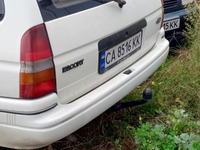 Белый Форд Эскорт, объемом двигателя 1.8 л и пробегом 250 тыс. км за 1500 $, фото 3 на Automoto.ua