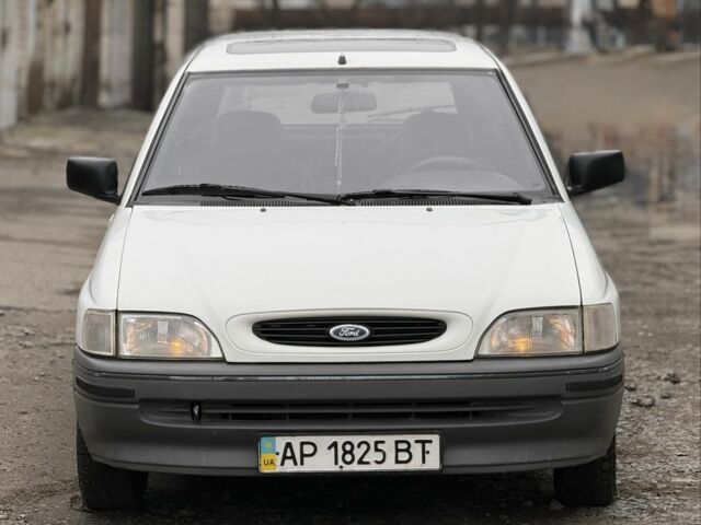 Білий Форд Ескорт, об'ємом двигуна 1.4 л та пробігом 250 тис. км за 750 $, фото 1 на Automoto.ua